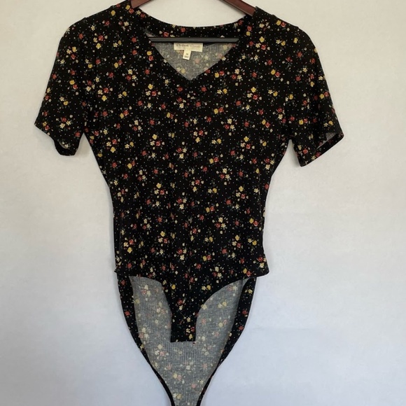 NWOT Perfect Peach Black Floral V-Neck Short Sleeve Bodysuit, NEW Medium or XL - Picture 1 of 6